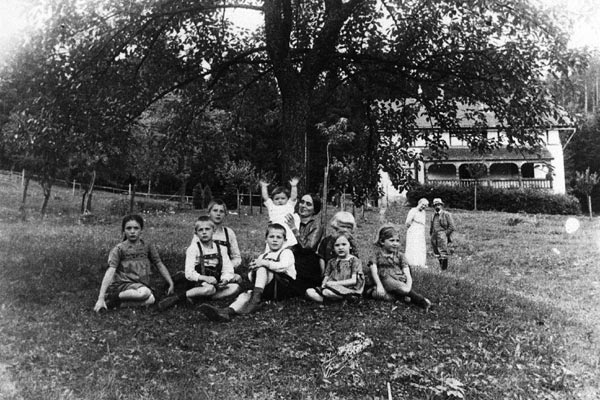 Familie Bonhoeffer vor ihrem Ferienhaus im schlesischen Wölfelsgrund